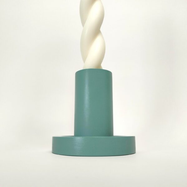 Castiçal cilíndrico azul, feito à mão em resina ecológica. Adequado para velas finas. Está exposto com uma vela branca torcida sobre um fundo branco.