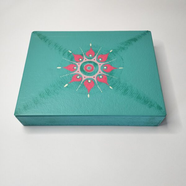 Caixa artesanal azul com mandala, tamanho grande, com 8 divisórias. Está exposta fechada sobre um fundo branco.