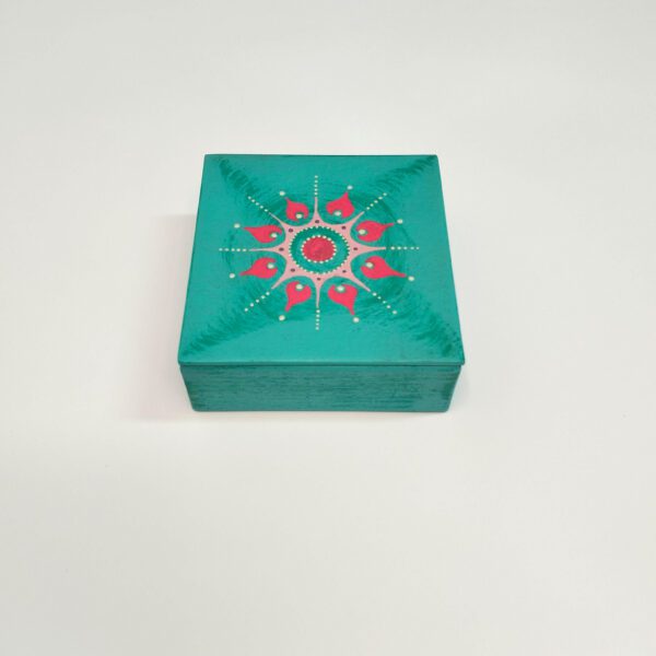 Caixa artesanal azul com mandala, tamanho pequeno. Perfeita para guardar pequenos objetos. Está fechada sobre um fundo branco.