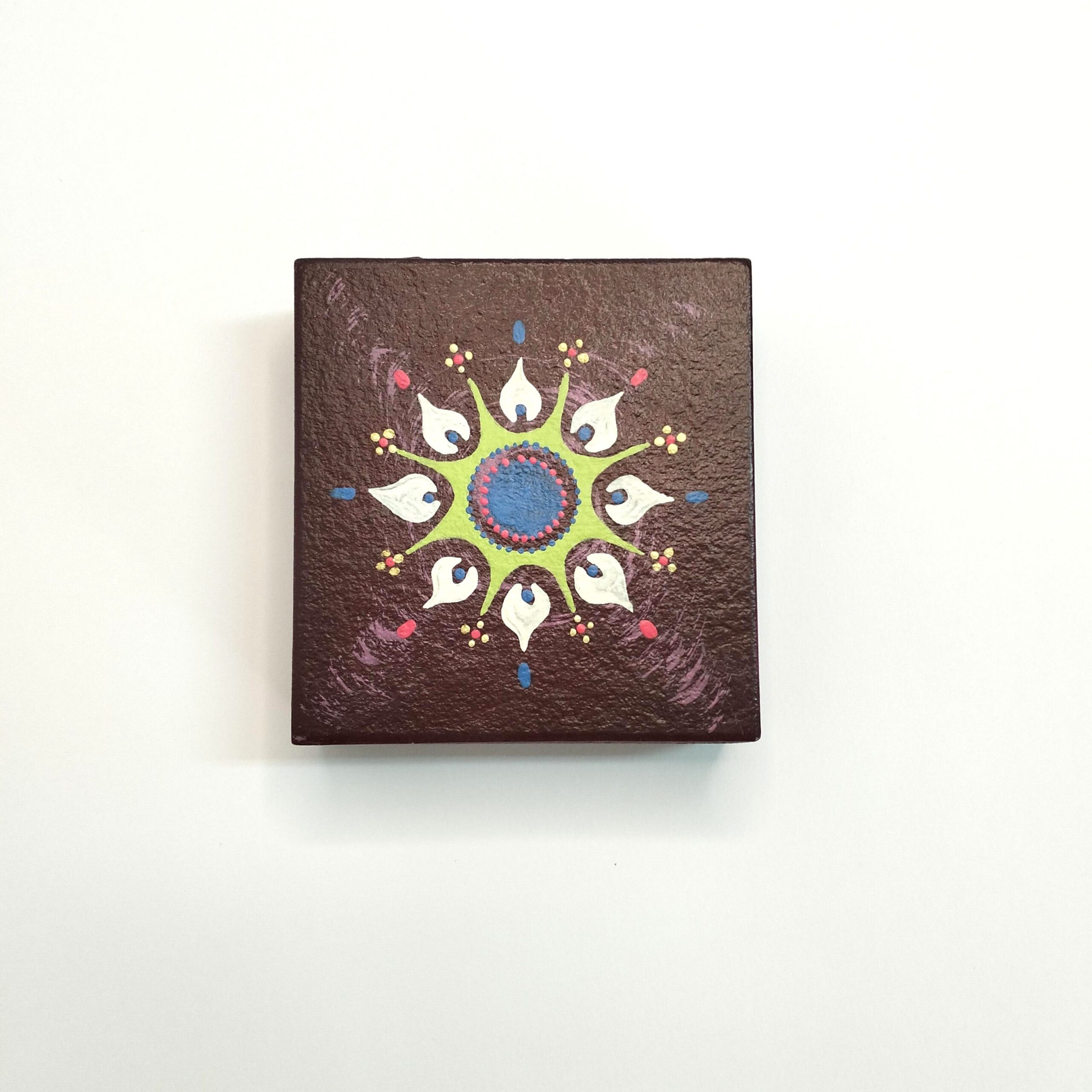 Caixa artesanal castanha com mandala.
