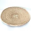 Prato Binga artesanal em folha palma na sua cor natural, 40cm. Para composições decorativas de parede ou simplesmente para acomodar objetos, frutos secos, etc. Está sobre um fundo branco.