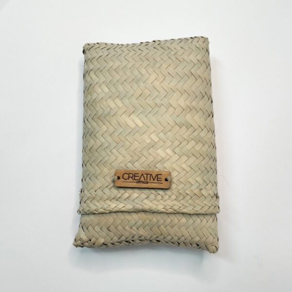 Bolsa artesanal em folha de palma natural tamanho médio