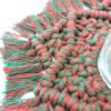 Castiçal com base em macramé verde e vermelho