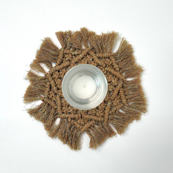 Este castiçal com base em macramé é uma peça decorativa única e cheia de estilo. Feito com fios trançados à mão. Está exposto sobre um fundo branco.