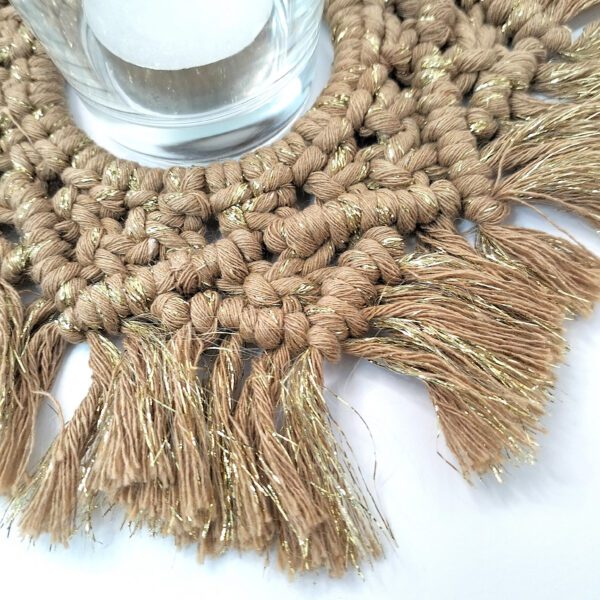 Castiçal com base em macramé bege com fios dourados