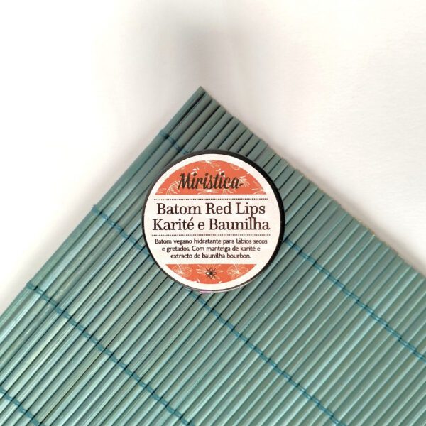 Batom sólido artesanal hidratante Red Lips Karité e Baunilha. Artesanal, feito com ingredientes biológico, que deixa um tom suave vermelho.