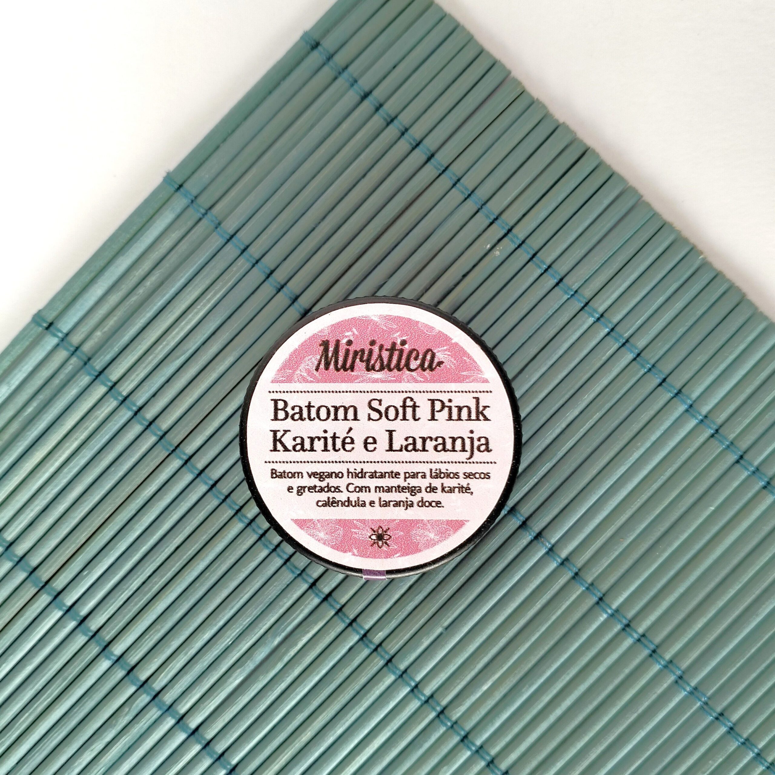 Batom hidratante de karité e baunilha Red Lips, artesanal e feito com ingredientes naturais. Ajuda a suavizar os lábios e a manter o seu conforto diário.