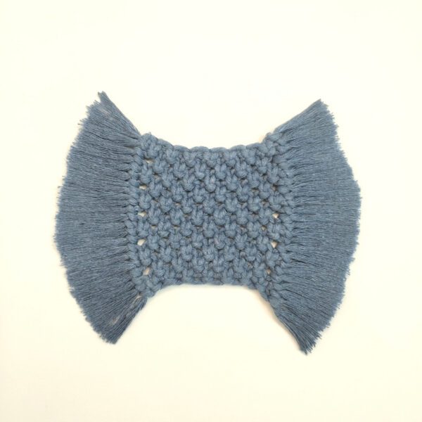 Base multiusos em macramé azul