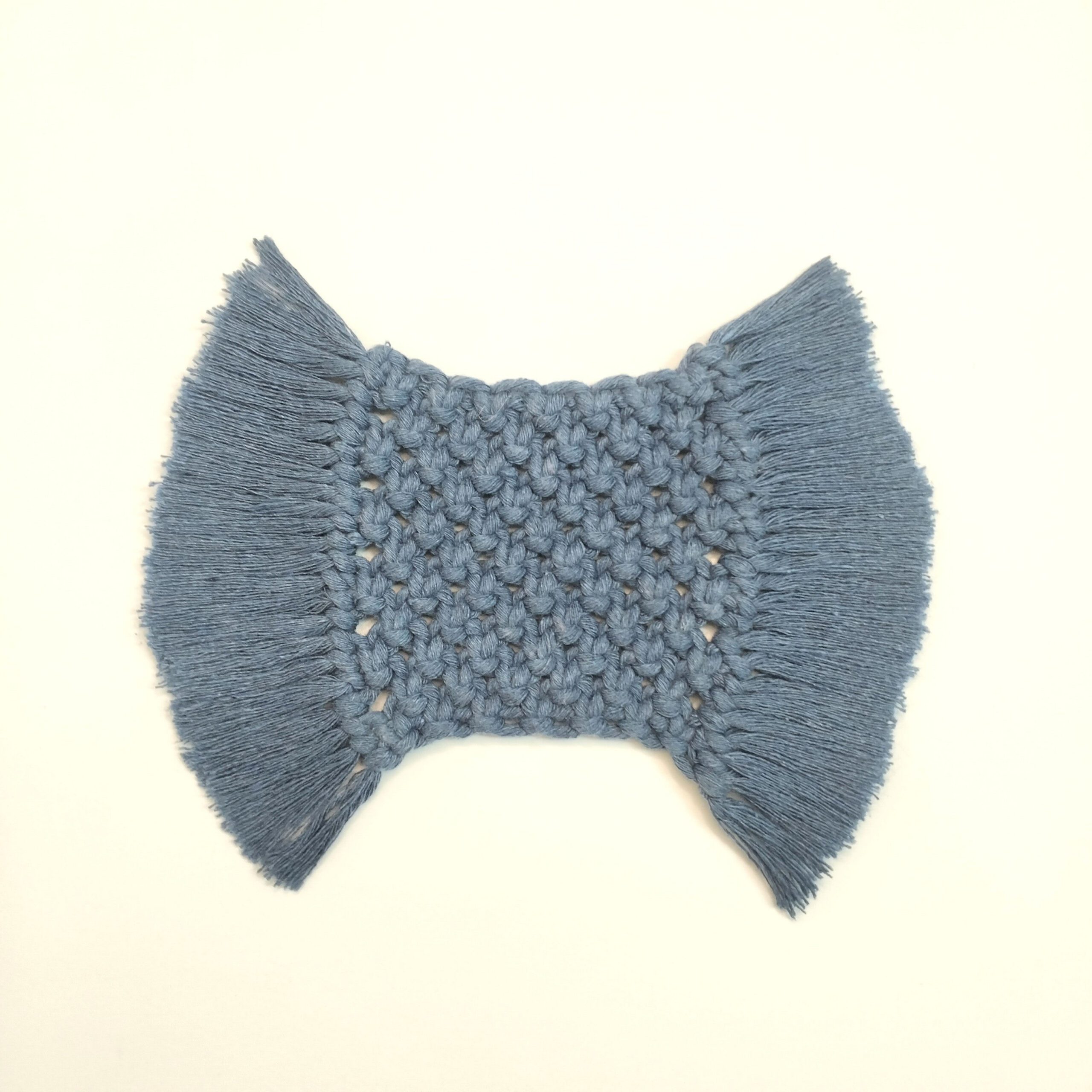 Base multiusos em macramé azul