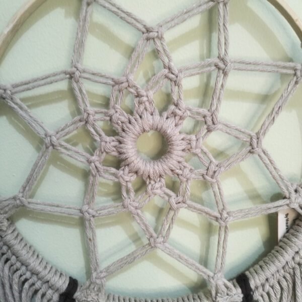 Caçador de sonhos em macramé castanho e bege