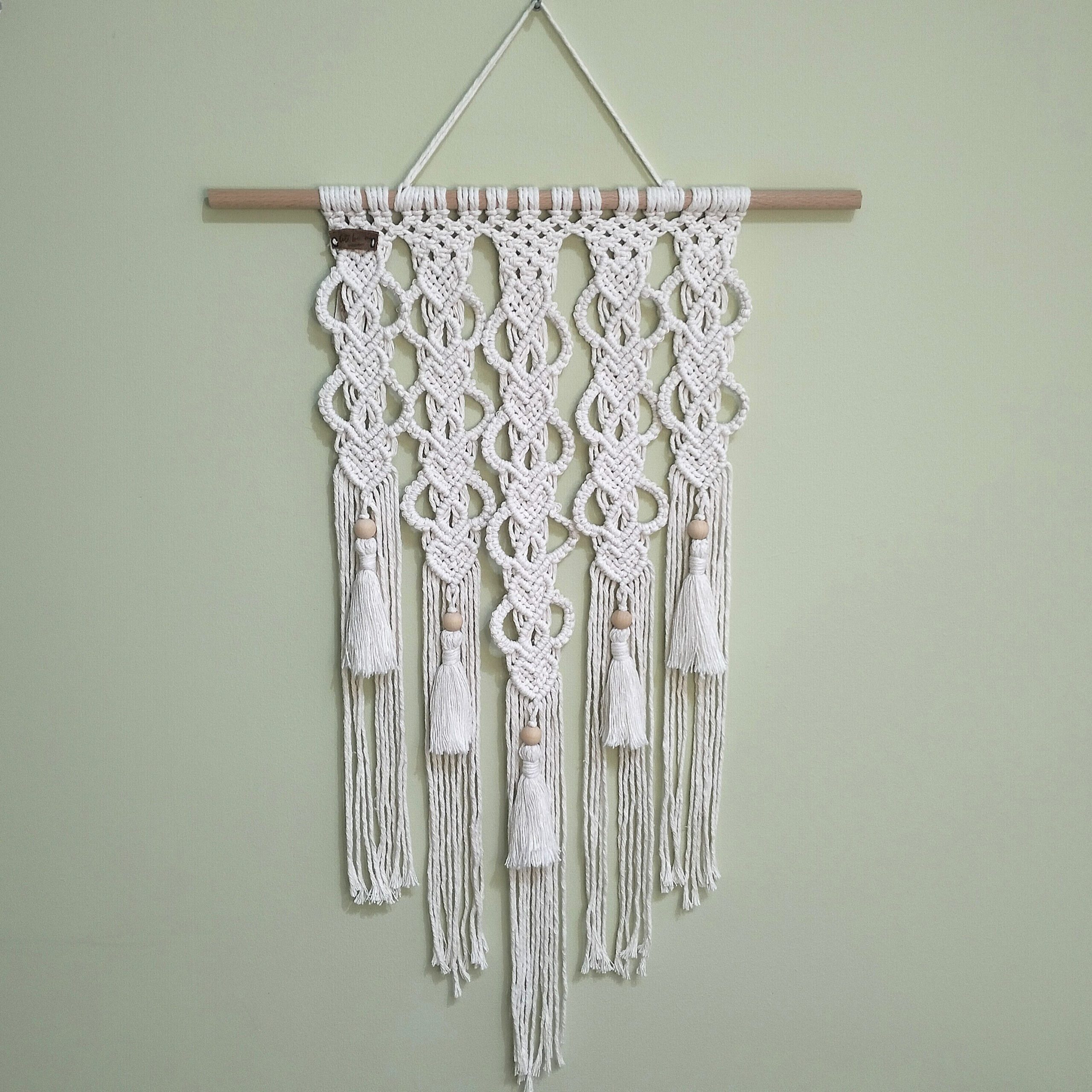 Painel de parede em macramé com corações