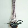 Suporte para vaso em macaramé bege com contas e argola de madeira