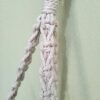 Suporte para vaso em macramé natural com bolas nas pontas