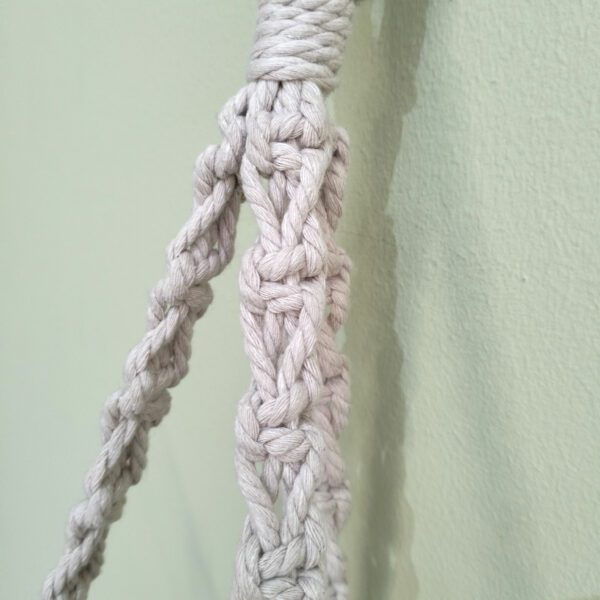 Suporte para vaso em macramé natural com bolas nas pontas