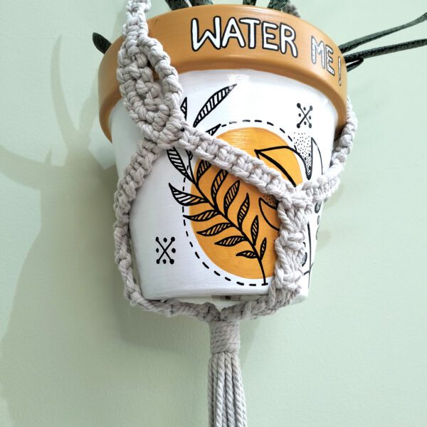 Suporte para vaso em macramé natural com bolas nas pontas