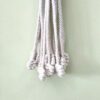 Suporte para vaso em macramé natural com bolas nas pontas