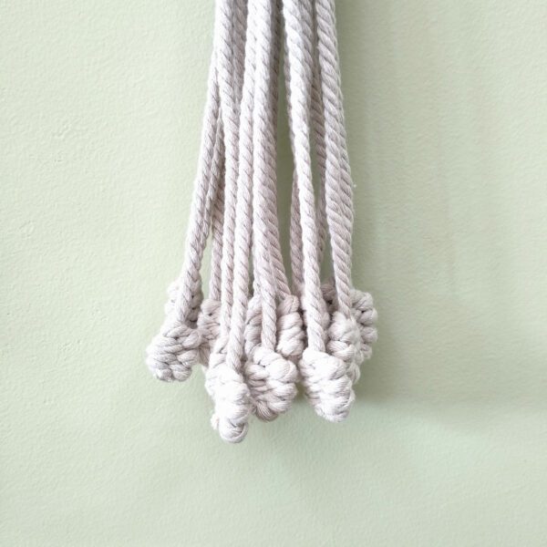 Suporte para vaso em macramé natural com bolas nas pontas