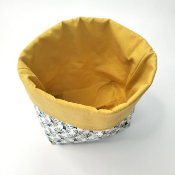 Cesto azul e amarelo