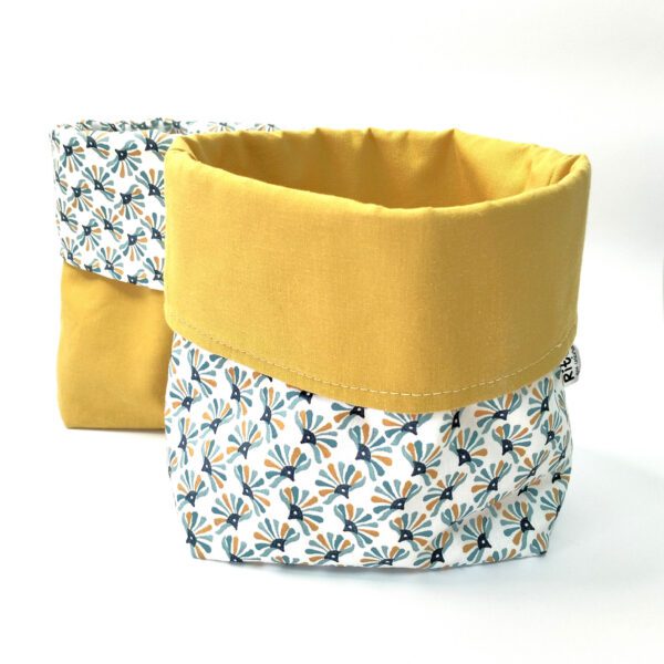 Cesto azul e amarelo