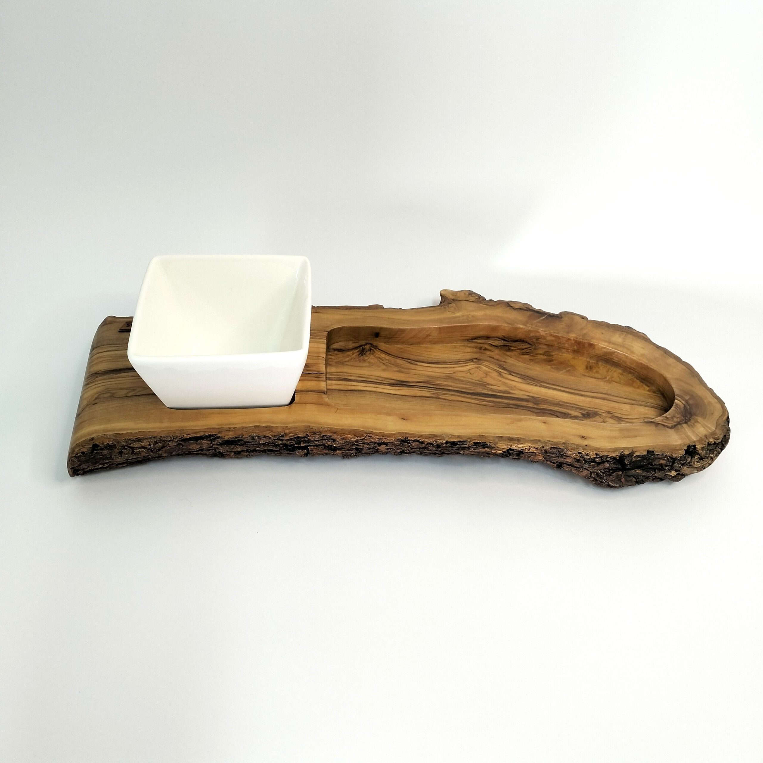 Base artesanal para aperitivos em madeira de oliveira com taça de cerâmica. Está num fundo branco.