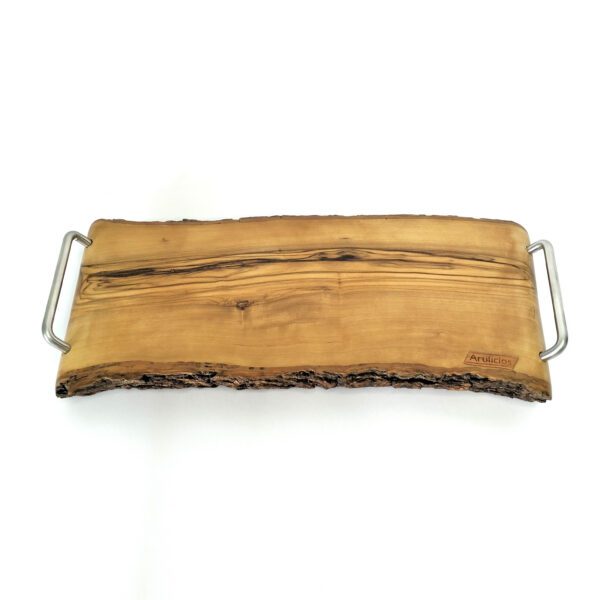 Base artesanal para aperitivos em madeira de oliveira com pegas em inox. Está apresentada sobre um fundo branco.