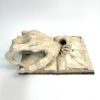 Inspirada na figura lendária da Maria Gancha. Com formas expressivas e acabamento rústico. Escultura artesanal Maria Gancha em grés. Está exposta sobre um fundo branco.