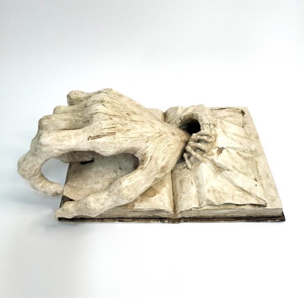 Inspirada na figura lendária da Maria Gancha. Com formas expressivas e acabamento rústico. Escultura artesanal Maria Gancha em grés. Está exposta sobre um fundo branco.