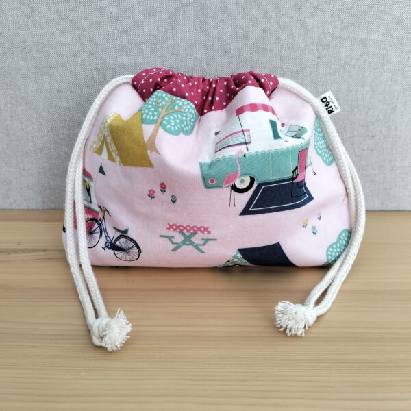 Bolsa rosa em tecido de algodão com cordão ajustável e padrão camping vintage.