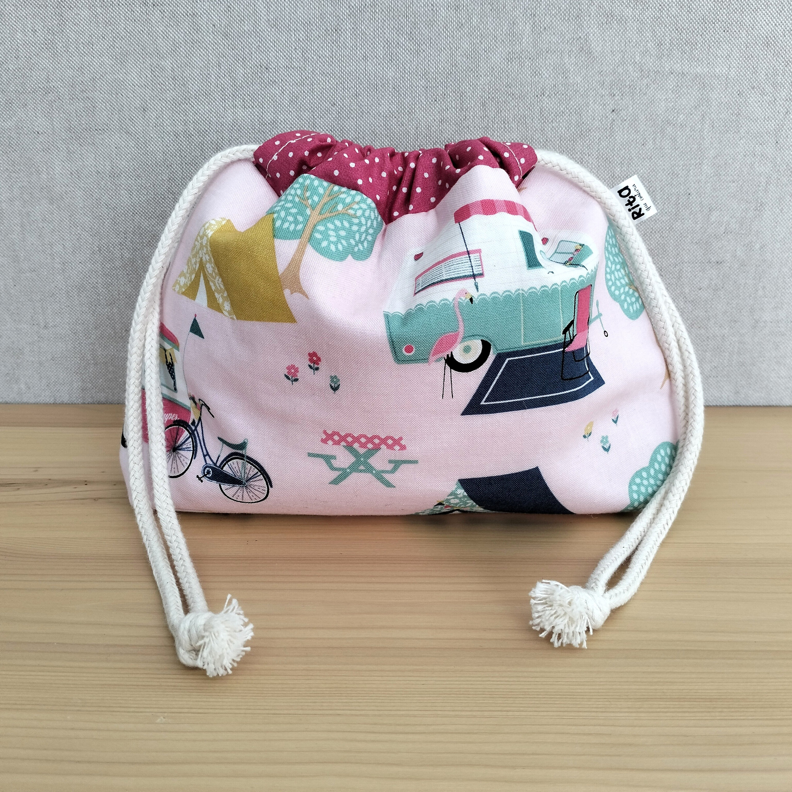 Bolsa rosa em tecido de algodão com cordão ajustável e padrão camping vintage.