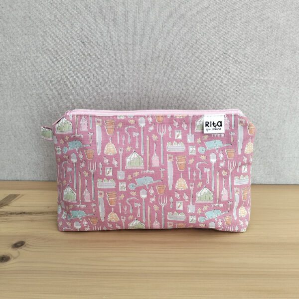 Bolsa necessaire rosa em tecido de algodão com fecho e padrão de jardinagem.