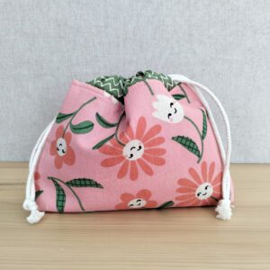 Bolsa em tecido de algodão rosa com padrão floral e cordão