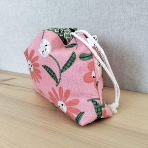 Bolsa em tecido de algodão rosa com padrão floral e cordão