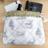 Bolsa organizadora em algodão com cordão ajustável e padrão de inspiração natural. Ideal para cosméticos, acessórios, viagens e organização diária.