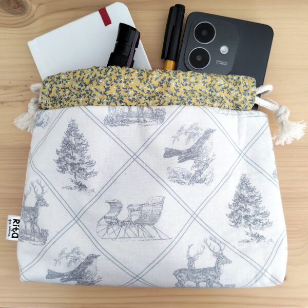 Bolsa organizadora em algodão com cordão ajustável e padrão de inspiração natural. Ideal para cosméticos, acessórios, viagens e organização diária.