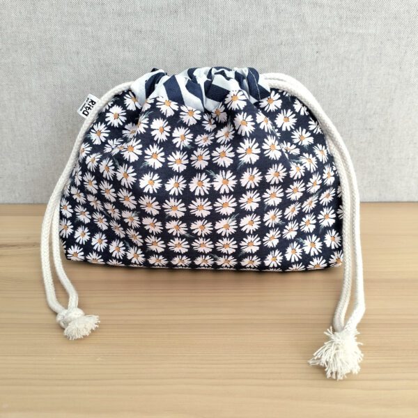 Bolsa azul e branca em tecido de algodão com cordão ajustável e padrão de margaridas.