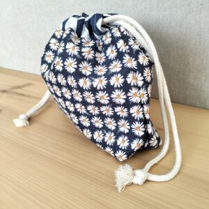 Bolsa em tecido de algodão azul e branco com padrão de margaridas