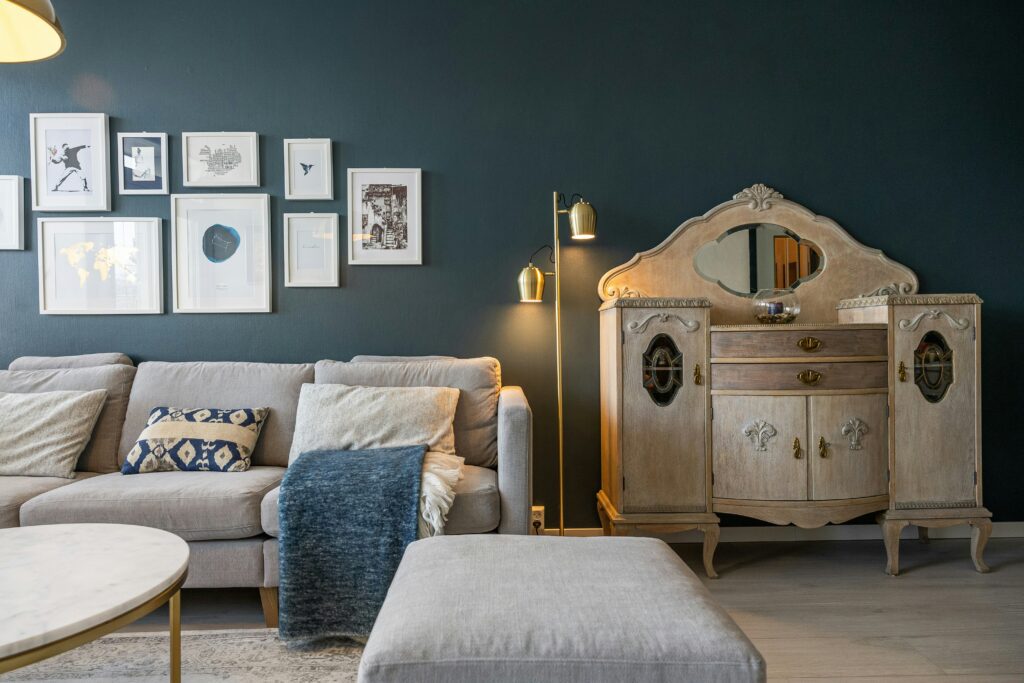 Sala contemporânea em tons de azul com móvel antigo ao lado do sofá.